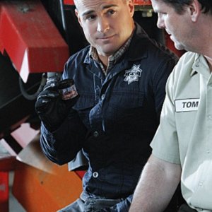 George Eads in CSI: Scena del crimine nell'episodio Bump & Grind