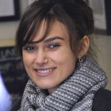Keira Knightley sorride sul set del film Last night