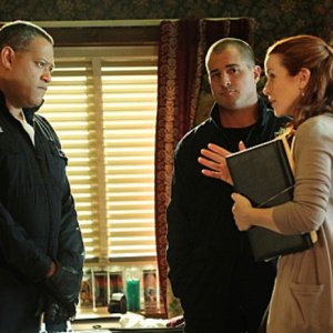 Laurence Fishburne, George Eads e Annie Wersching in CSI: Scena del crimine, nell'episodio House of Hoarders