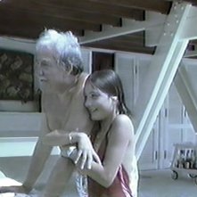Maria Sole e Ugo Tognazzi in una scena in Super 8 tratta dal documentario Ritratto di mio padre
