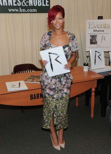 Rihanna Firma Copie Del Libro Rihanna Rihanna Presso Barnes Noble 180871