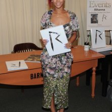 Rihanna firma copie del libro 'Rihanna: Rihanna' presso Barnes & Noble