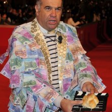 Roma 2010 Serata Inaugurale Uno Dei Manifestanti Sfoggia Una Mise Colorata 180884