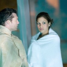 Sam Worthington con Eva Mendes nel film Last night