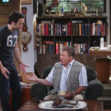 Jonathan Sadowski e William Shatner in $#*! My Dad Says nell'episodio Easy, Writer