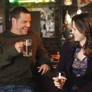 Justin Chambers e Sarah Drew inGrey's Anatomy nell'episodio That's Me Trying
