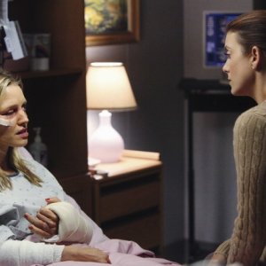 Kadee Strickland e Kate Walsh in Private Practice nell'episodio Did You Hear What Happened To Charlotte King?