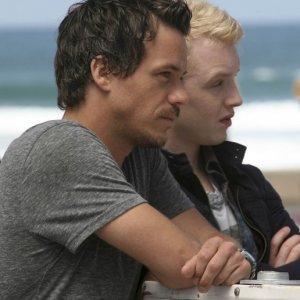 Michael Raymond-James e Noel Fisher in Terriers nell'episodio Missing Persons