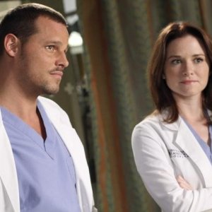 Sarah Drew e Justin Chambers in Grey's Anatomy nell'episodio Something's Gotta Give
