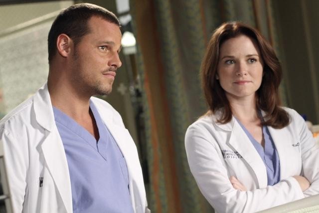 Sarah Drew e Justin Chambers in Grey's Anatomy nell'episodio Something's Gotta Give