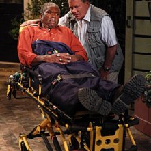 William Shatner e Charlie Robinson in $#*! My Dad Says nell'episodio You Can't Handle The Truce