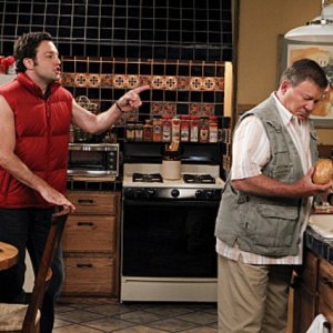 William Shatner e Jonathan Sadowski in $#*! My Dad Says nell'episodio Not Without My Jacket