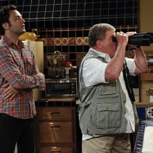 William Shatner e Jonathan Sadowski in $#*! My Dad Says nell'episodio You Can't Handle The Truce