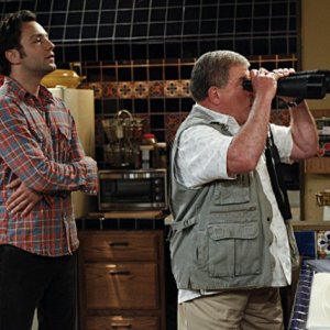 William Shatner e Jonathan Sadowski in $#*! My Dad Says nell'episodio You Can't Handle The Truce