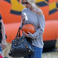 Zucchetta e diet-coke per Jenna Jameson che trascorre una giornata da Mr. Bones con il figlio