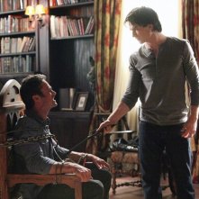 Damon (Ian Somerhalder) tortura Mason (Taylor Kinney) nell'episodio Plan B di Vampire Diaries