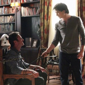 Damon (Ian Somerhalder) tortura Mason (Taylor Kinney) nell'episodio Plan B di Vampire Diaries