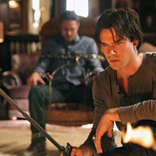 Ian Somerhalder e Taylor Kinney in una scena dell'episodio Plan B di Vampire Diaries