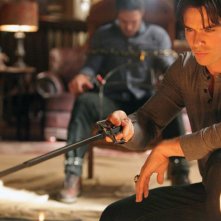 Ian Somerhalder guarda il fuoco con alle spalle Taylor Kinney in: Plan B di Vampire Diaries