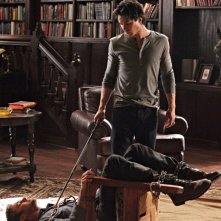 Ian Somerhalder guarda Taylor Kinney in una scena dell'episodio Plan B di Vampire Diaries