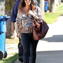 Alanis Morissette cammina lungo il marciapiede mentre va a trovare un amico a Los Angeles