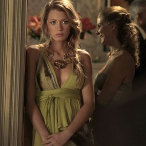 Blake Lively in una scena dell'episodio War at the Roses di Gossip Girl