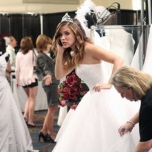 Brooke (Sophia Bush) alle prove del vestito da sposa nell'episodio Luck Be a Lady di One Tree Hill