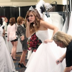 Brooke (Sophia Bush) alle prove del vestito da sposa nell'episodio Luck Be a Lady di One Tree Hill
