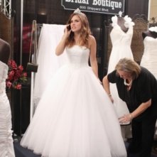 Brooke (Sophia Bush) si fa sistemare l'abito da sposa nell'episodio Luck Be a Lady di One Tree Hill