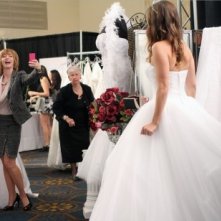 Brooke (Sophia Bush) viene fotografata da Sylvia (Sharon Lawrence) nell'episodio Luck Be a Lady di One Tree Hill