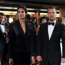 Chris O'Donnell e Daniela Ruah in una scena dell'episodio Anonymous di NCIS: Los Angeles