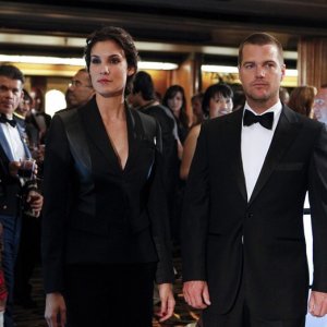 Chris O'Donnell e Daniela Ruah in una scena dell'episodio Anonymous di NCIS: Los Angeles