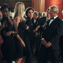 Daniela Ruah in una scena d'azione nell'episodio Anonymous di NCIS: Los Angeles