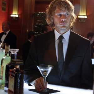 Eric Christian Olsen al bar in una scena dell'episodio Anonymous di NCIS: Los Angeles