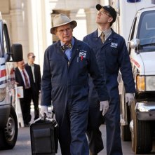 I Coroner David McCallum e Brian Dietzen a lavoro nell'episodio Cracked di N.C.I.S.