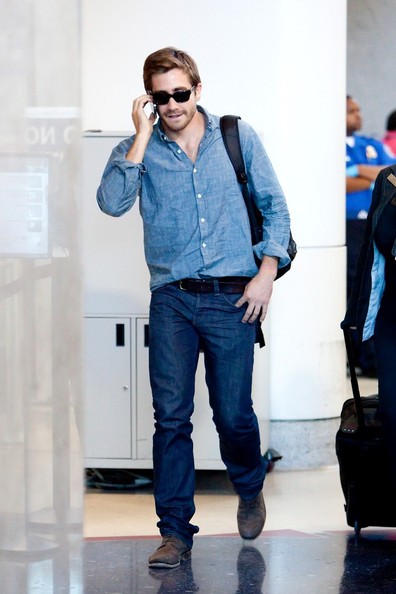 Jake Gyllenhaal Conversa Al Suo Cellulare Durante L Arrivo All Aeroporto Di Los Angeles 181142