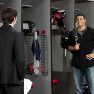 James Lafferty e Tony Gonzalez negli spogliatoi nell'episodio Mouthful of Diamonds di One Tree Hill