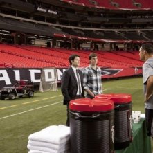 James Lafferty, Steven Howell e Tony Gonzalez in campo nell'episodio Mouthful of Diamonds di One Tree Hill