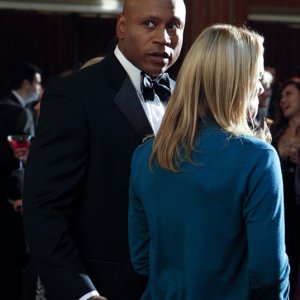 Kate Levering (di spalle) e LL Cool J nell'episodio Anonymous di NCIS: Los Angeles