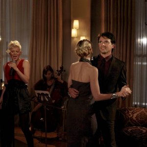 Kelly Rutherford e Matthew Settle danzano una canzone di Robyn nell'episodio War at the Roses di Gossip Girl