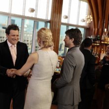 Kelly Rutherford e Matthew Settle salutano Isaac Mizrahi nell'episodio Easy J di Gossip Girl