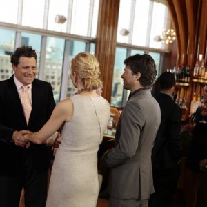 Kelly Rutherford e Matthew Settle salutano Isaac Mizrahi nell'episodio Easy J di Gossip Girl