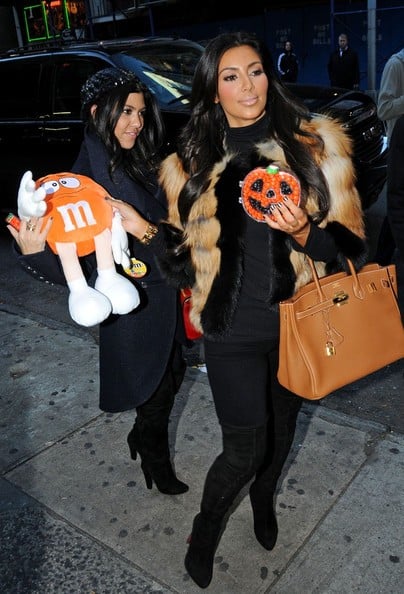 Kourtney e Kim Kardashian lasciano uno studio di registrazione con dolci e regali di Halloween dai fans