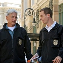 McGee (Sean Murray) parla con Gibbs (Mark Harmon) nell'episodio Cracked di N.C.I.S.