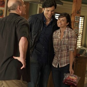 Michael Ironside, Tom Welling ed Erica Durance in una scena dell'episodio Ambush di Smallville