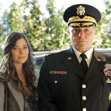 Peyton List e Michael Ironside in una foto promo per l'episodio Ambush di Smallville