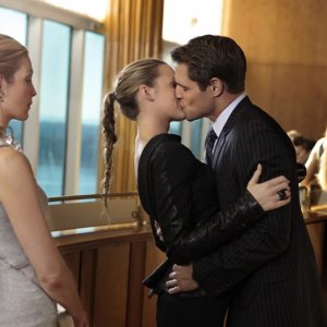 Sam Page bacia Blake Lively davanti a Kelly Rutherford in: Easy J di Gossip Girl