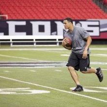 Tony Gonzalez dei Falcons in corsa in un momento dell'episodio Mouthful of Diamonds di One Tree Hill