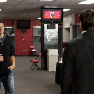 Tony Gonzalez e James Lafferty (di spalle) nell'episodio Mouthful of Diamonds di One Tree Hill
