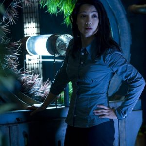 Camille (Ming-Na) davanti alle colture idroponiche nell'episodio Awakenings di Stargate Universe